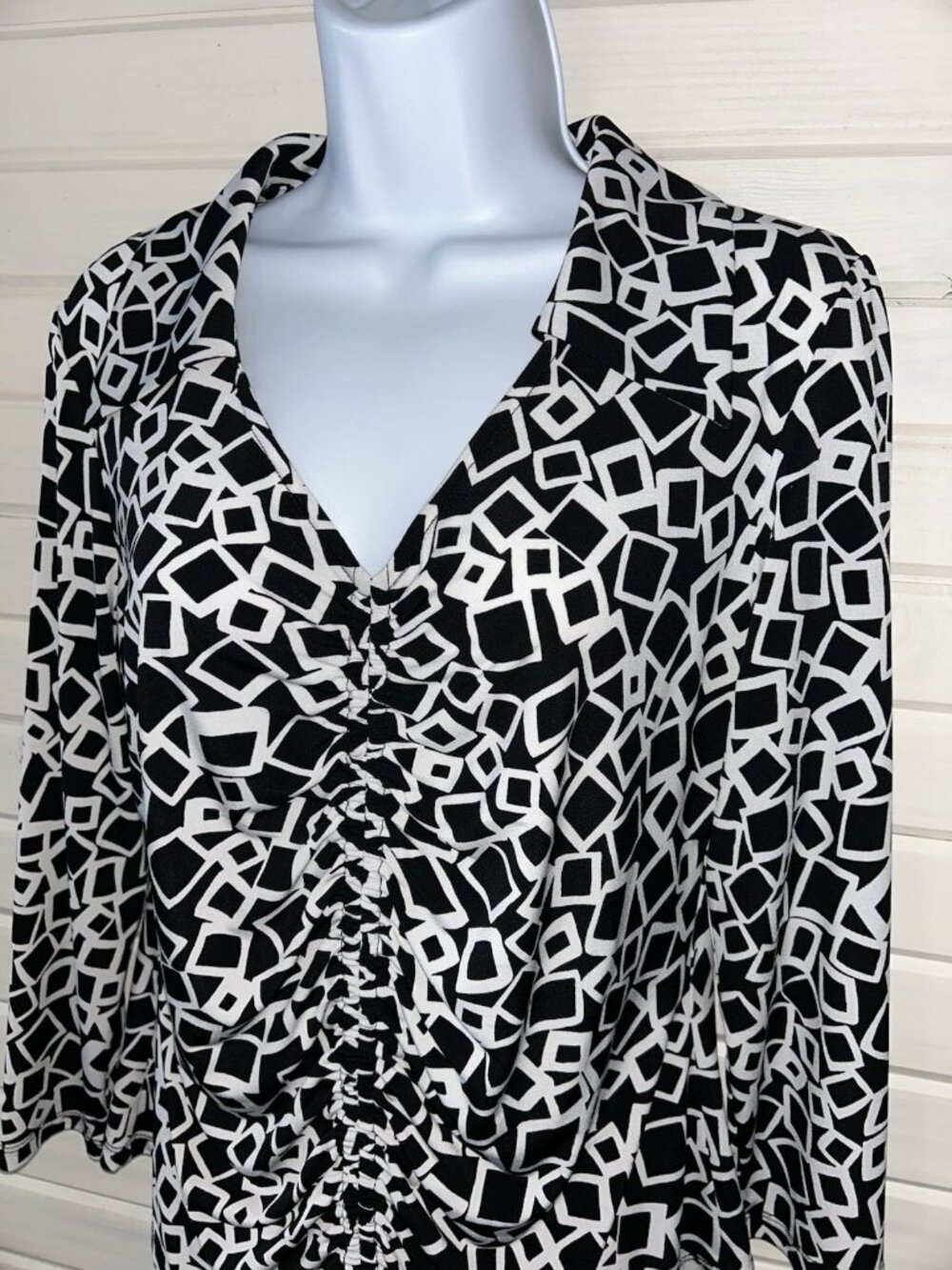 Andre Oliver Sz 12 Black White Stretch Knit Blouse L/S Op Art Ruched Front EUC